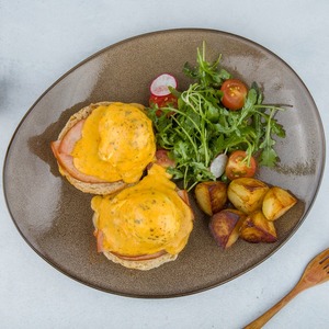 Drivu Egg Benedict (Brioche Bun)