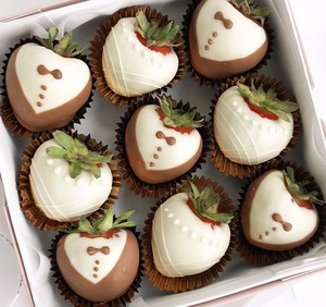 Drivu Bride & Groom Strawberries (9 pieces)