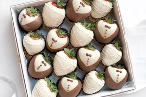 Drivu Bride & Groom Strawberries (16 pieces)