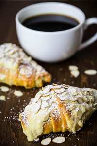Drivu Almond croissant