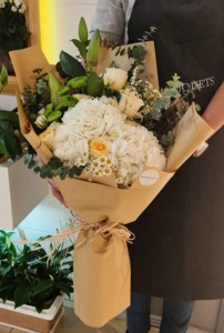 Drivu White Hydrangea Bouquet