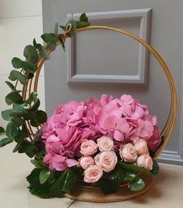 Drivu Baby roses in a gold stand