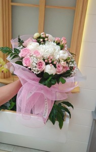 Drivu White peony bouquet