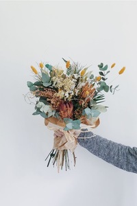 Drivu Brown wrapping and dried hand fresh flowers