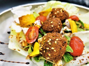 Drivu Thyme Falafel Salad سلطة الفلافل بالزعتر الطازج