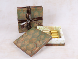 Drivu 160g Victorian Square Box, Green Color, Mix Chocolate