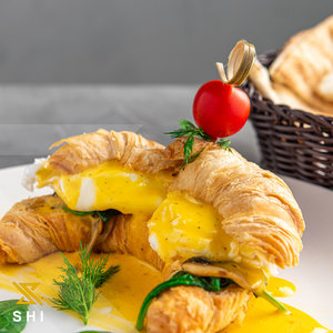 Drivu Egg Benedict Croissant