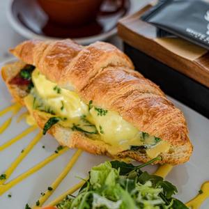 Drivu Egg Benedict Croissant