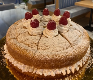 Drivu Victoria Cake