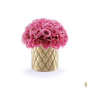 Drivu Baby Roses in Pine Vase